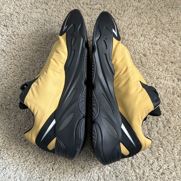 Yeezy 700s - yellow - Picture 4 of 7